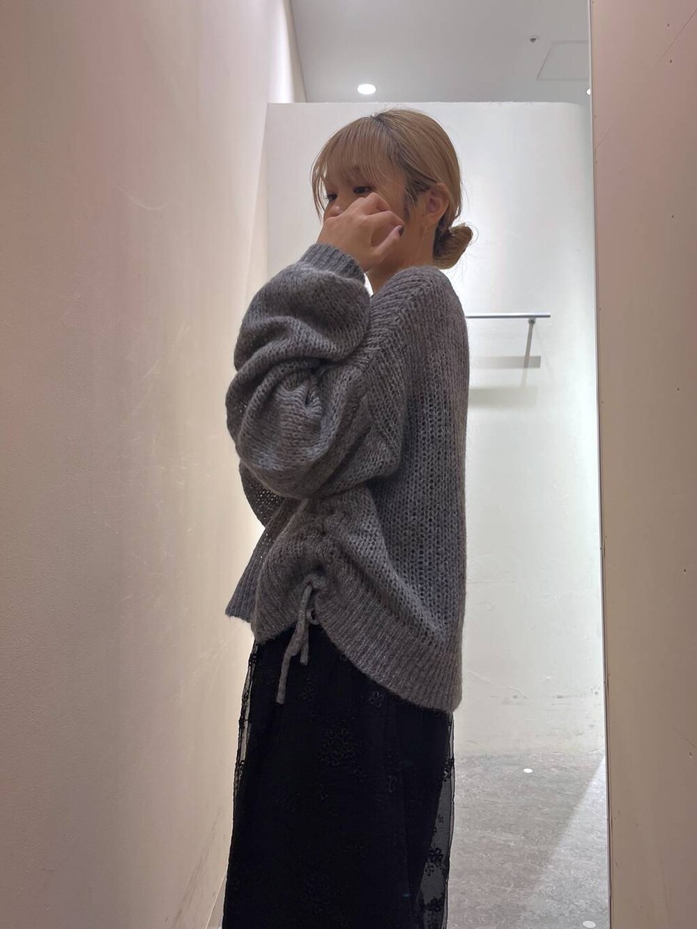 ホワイト系のスラックス、ブラック系のその他パンツ、ブラック系のキャミソールを着用したレディースの秋コーディネートの7枚目の写真