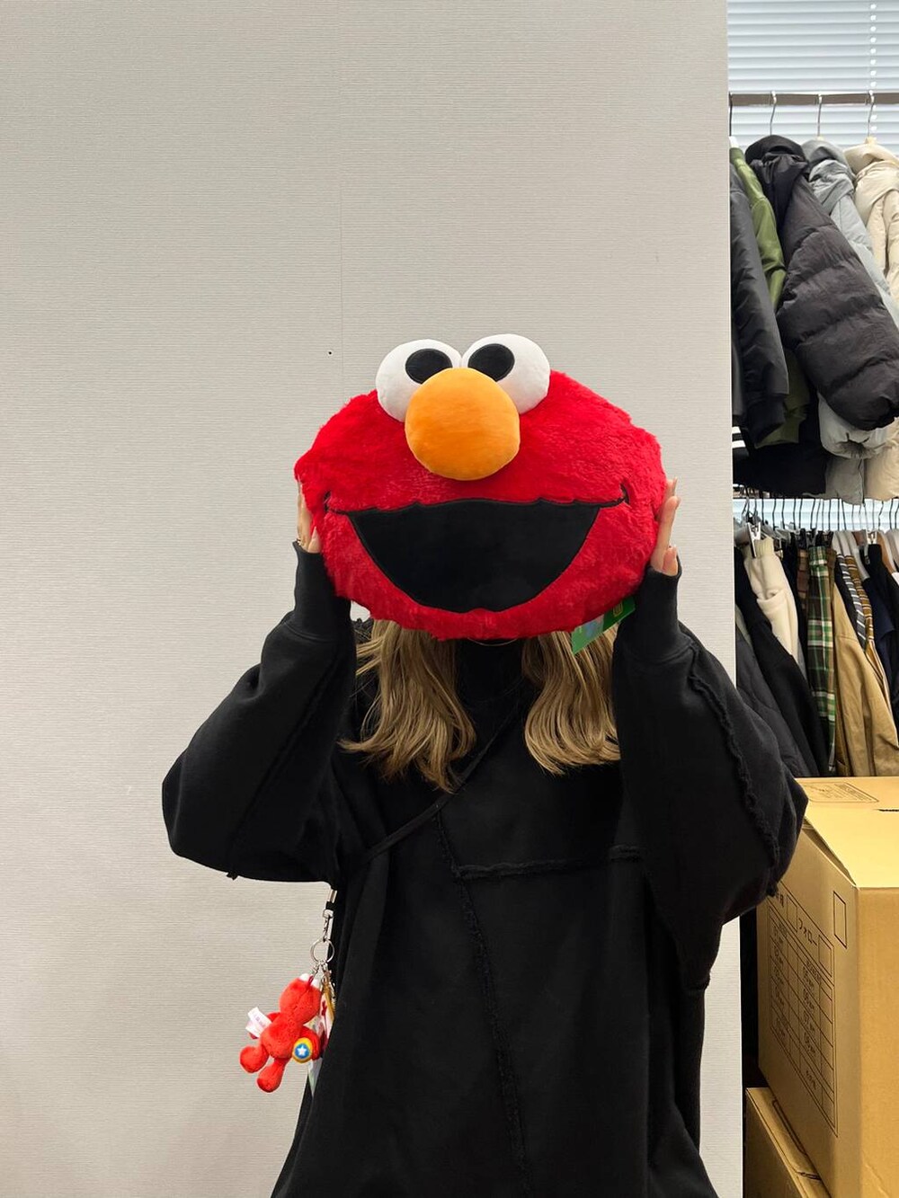 ブラウン系のスカート、グレー系のスウェット、レッド系のその他雑貨を着用したレディースの秋コーディネートの3枚目の写真