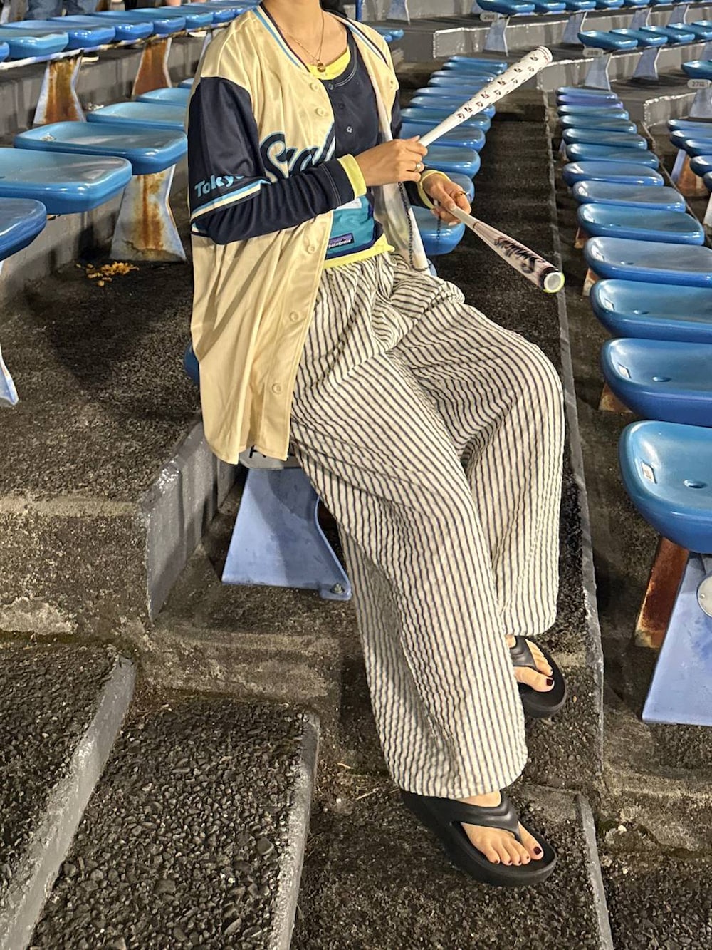 ホワイト系のその他パンツを着用したレディースの夏コーディネートの6枚目の写真