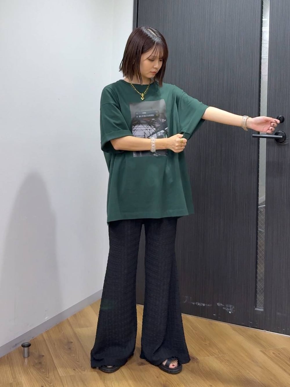「女子会、ローリーズスタイル_LOWRYS FARM、カジュアル、LOWRYS FARM」｜「LOWRYS FARMのカンドウフィットグルカ 283656（サンダル、ブラック系）」を使った、なつきさん（レディース・157cm）の春コーディネートの5枚目の写真