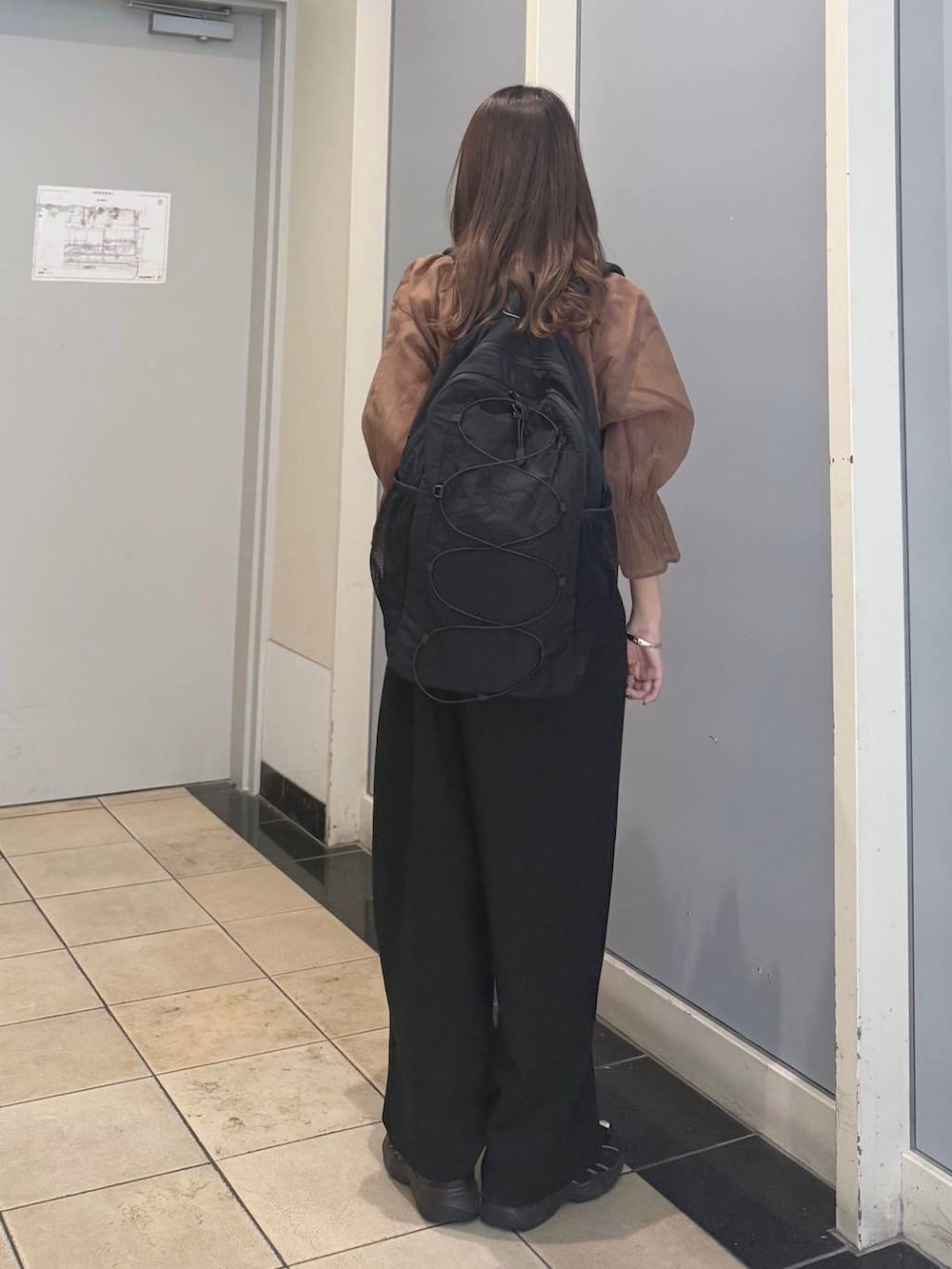 「女子会、ローリーズスタイル_LOWRYS FARM、カジュアル、LOWRYS FARM」｜「LOWRYS FARMのスタイルＵＰアシメショートキャミソール　 288807（キャミソール、ベージュ系）」を使った、なつきさん（レディース・157cm）の春コーディネートの3枚目の写真