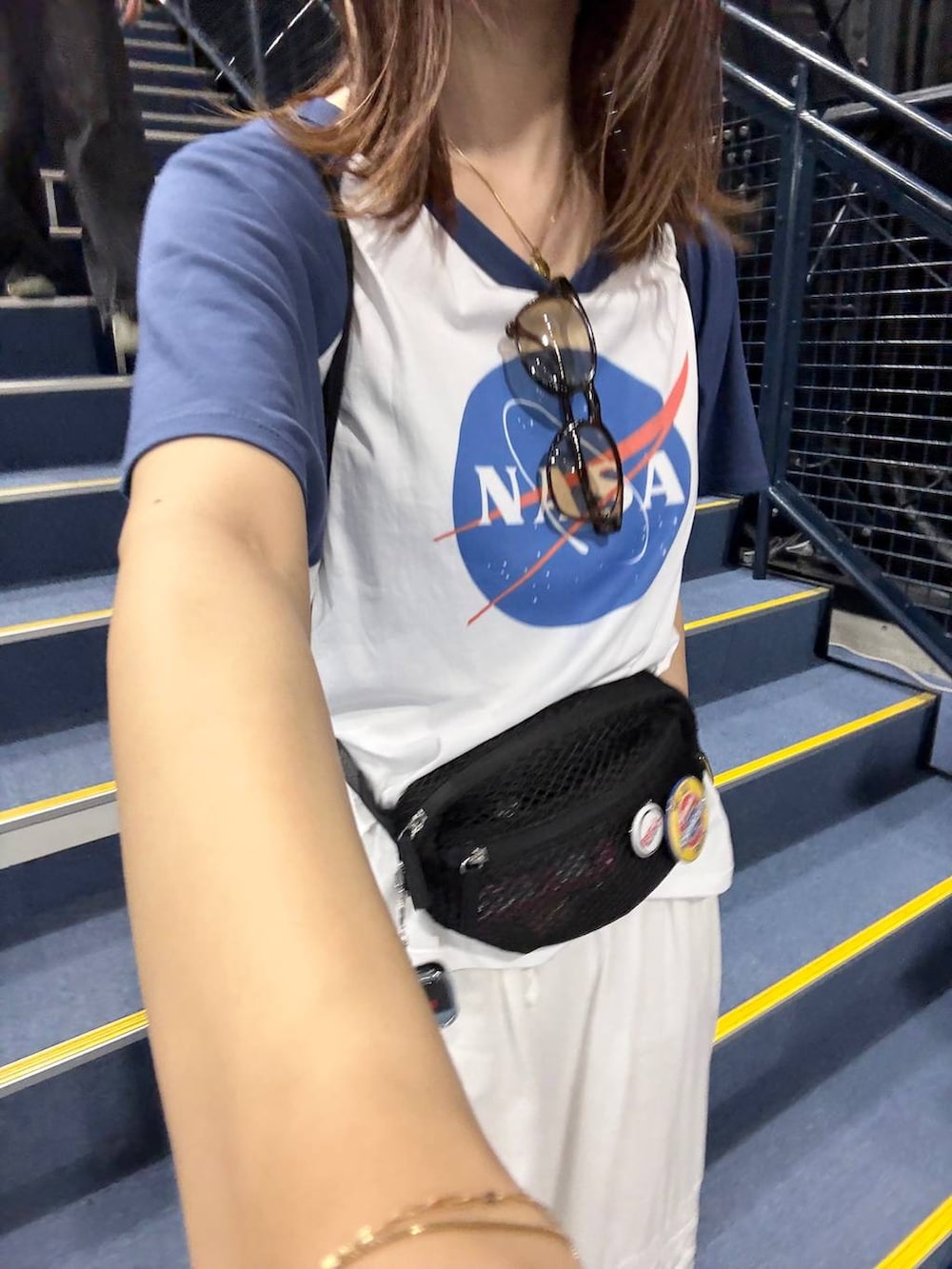 ブラック系のボディバッグ/ウエストポーチ、ホワイト系のその他パンツ、ブルー系のTシャツ/カットソーを着用したレディースの夏コーディネートの5枚目の写真