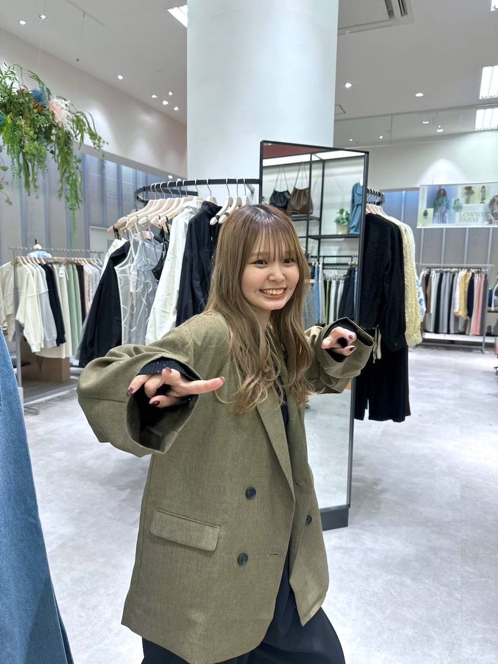 ブラック系のニット/セーター、ブラウン系のテーラードジャケット、ブラック系のその他パンツを着用したレディースの春コーディネートの2枚目の写真