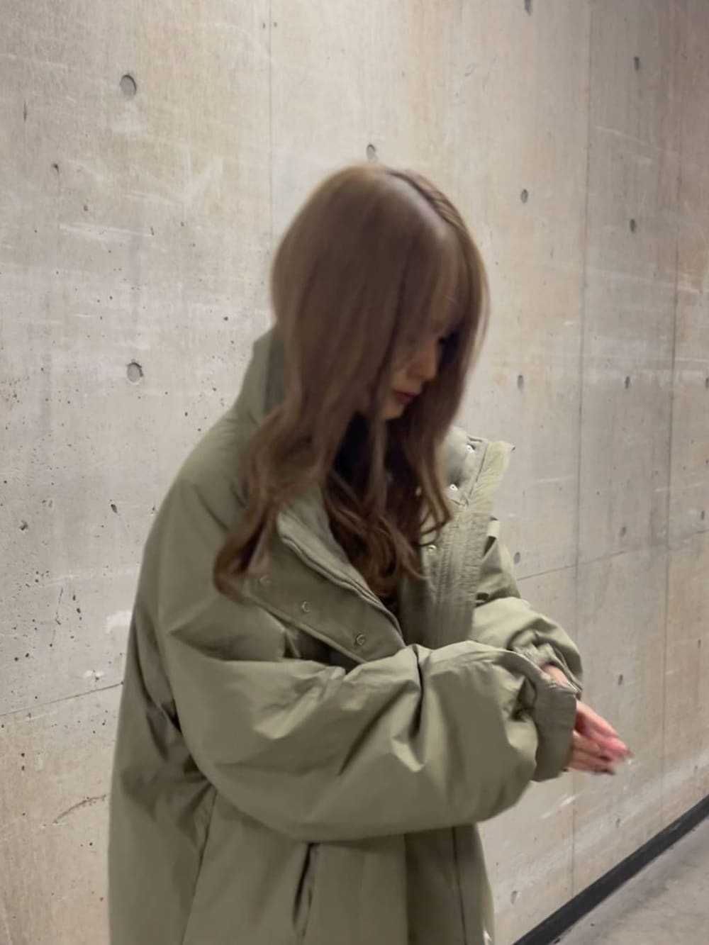 グリーン系のその他アウター、ブラック系のスカート、ブラック系のニット/セーターを着用したレディースの秋コーディネートの3枚目の写真