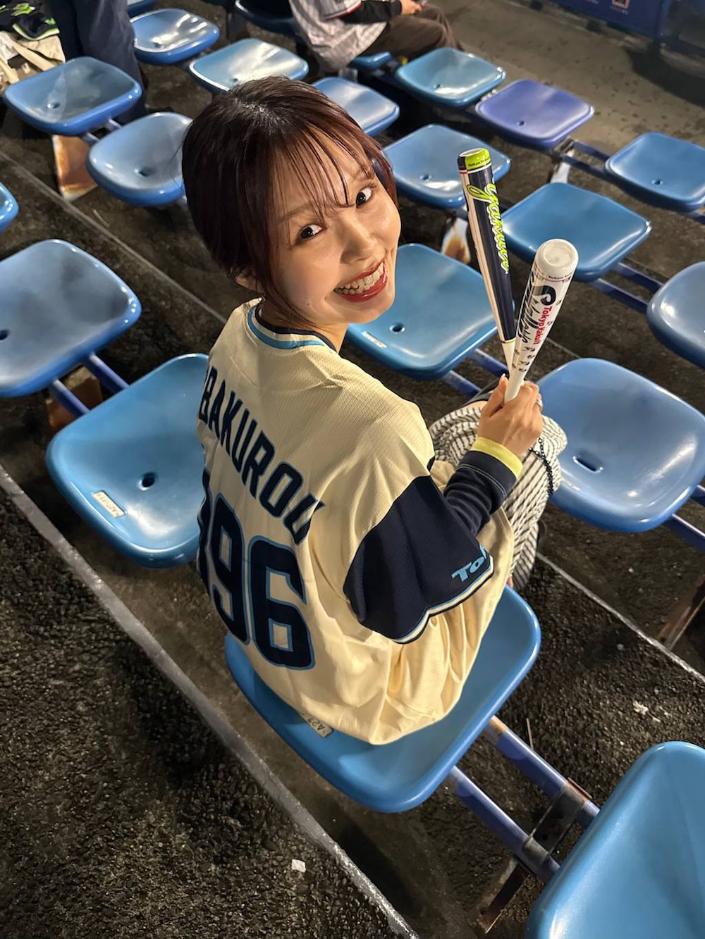 ホワイト系のその他パンツを着用したレディースの夏コーディネートの10枚目の写真
