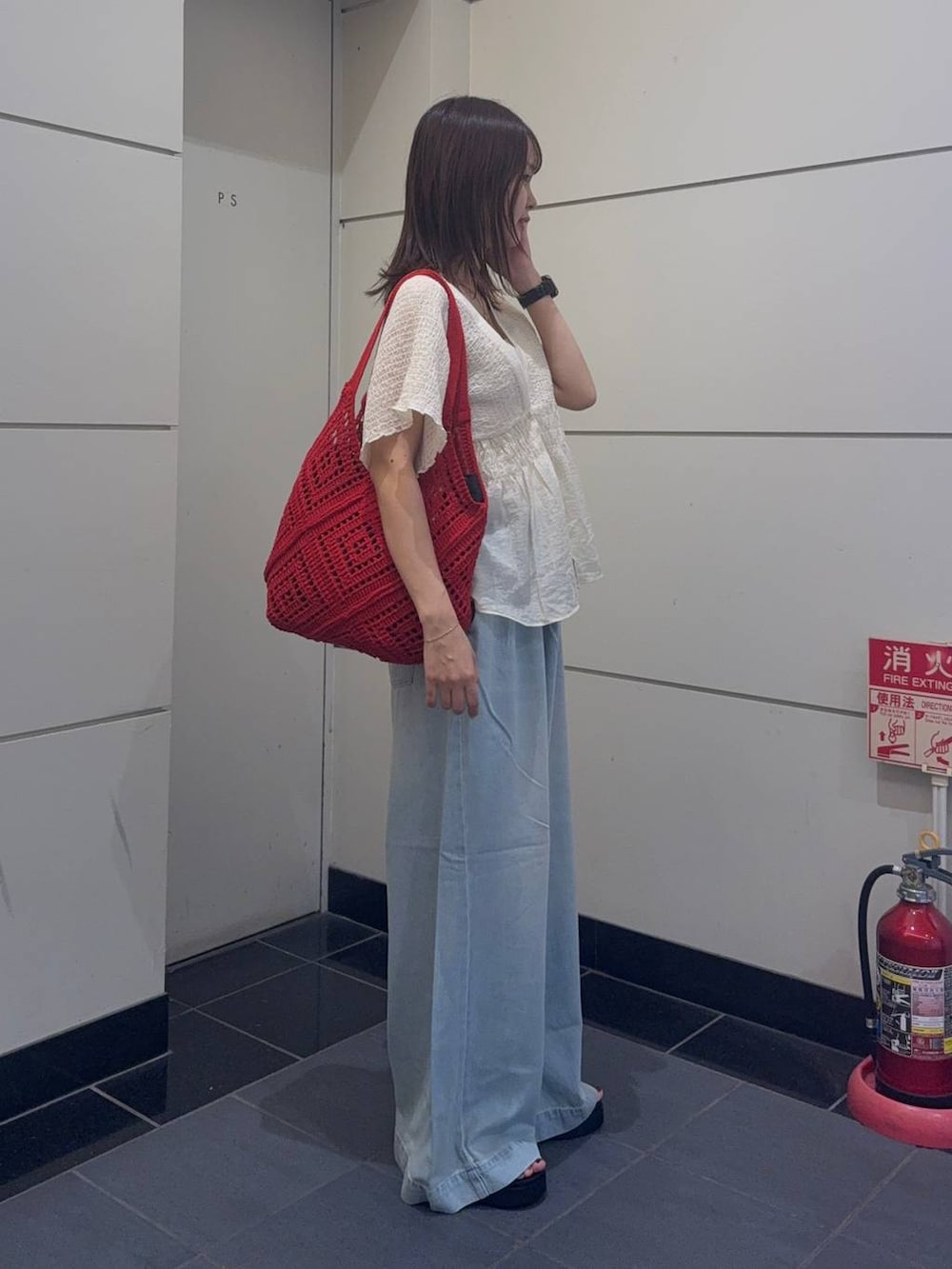 ブラック系のサンダル、ホワイト系のシャツ/ブラウス、ブルー系のデニムパンツを着用したレディースの夏コーディネートの2枚目の写真