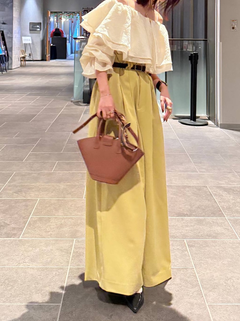 ブラック系のパンプス、ゴールド系のリングを着用したレディースの春コーディネートの3枚目の写真