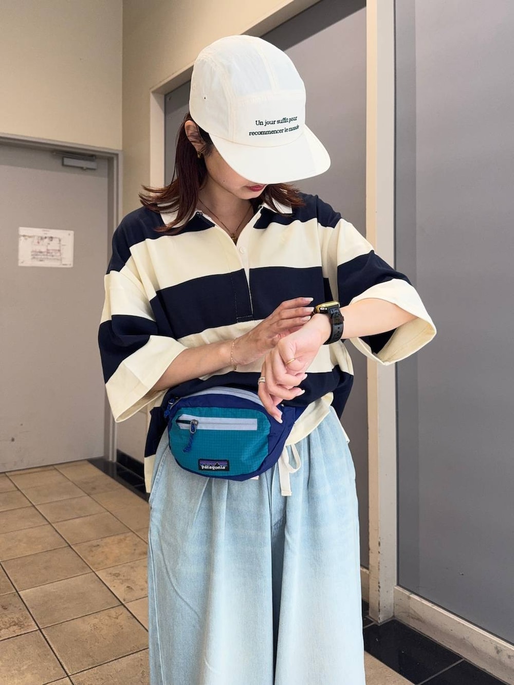 ブラック系のサンダル、ブルー系のデニムパンツ、ブルー系のTシャツ/カットソーを着用したレディースの夏コーディネートの5枚目の写真
