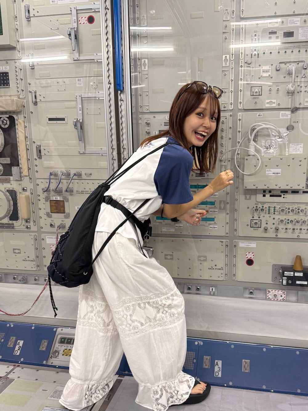 ブラック系のボディバッグ/ウエストポーチ、ホワイト系のその他パンツ、ブルー系のTシャツ/カットソーを着用したレディースの夏コーディネートの7枚目の写真