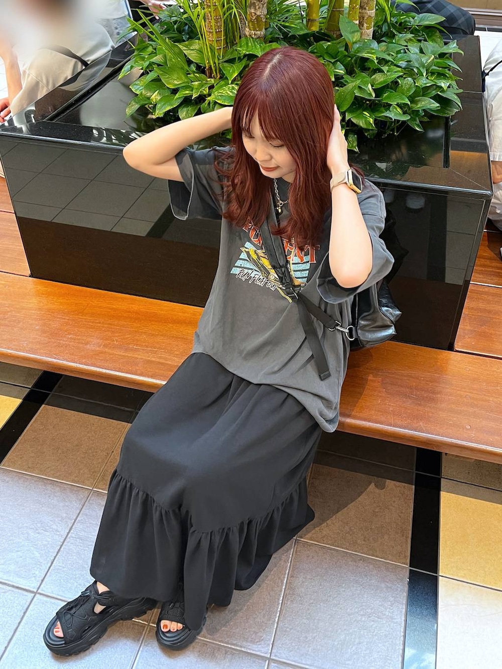 ブラック系のサンダル、ブラック系のワンピース、グレー系のTシャツ/カットソーを着用したレディースの夏コーディネートの4枚目の写真