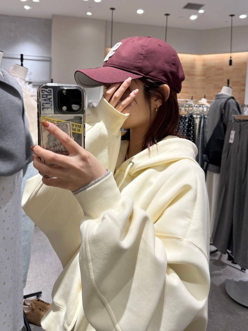 イエロー系のパーカー、ベージュ系のその他パンツ、ホワイト系のTシャツ/カットソーを着用したレディースの冬コーディネートの4枚目の写真