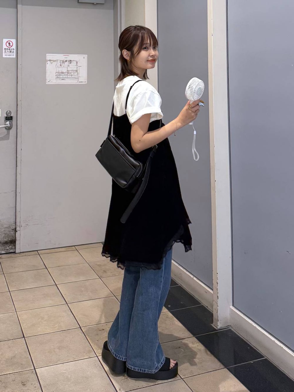 「女子会、ローリーズスタイル_LOWRYS FARM、カジュアル、LOWRYS FARM」｜「LOWRYS FARMのカンドウフィットニットサンダル 283661（サンダル、ブラック系）」を使った、なつきさん（レディース・157cm）の夏コーディネートの2枚目の写真
