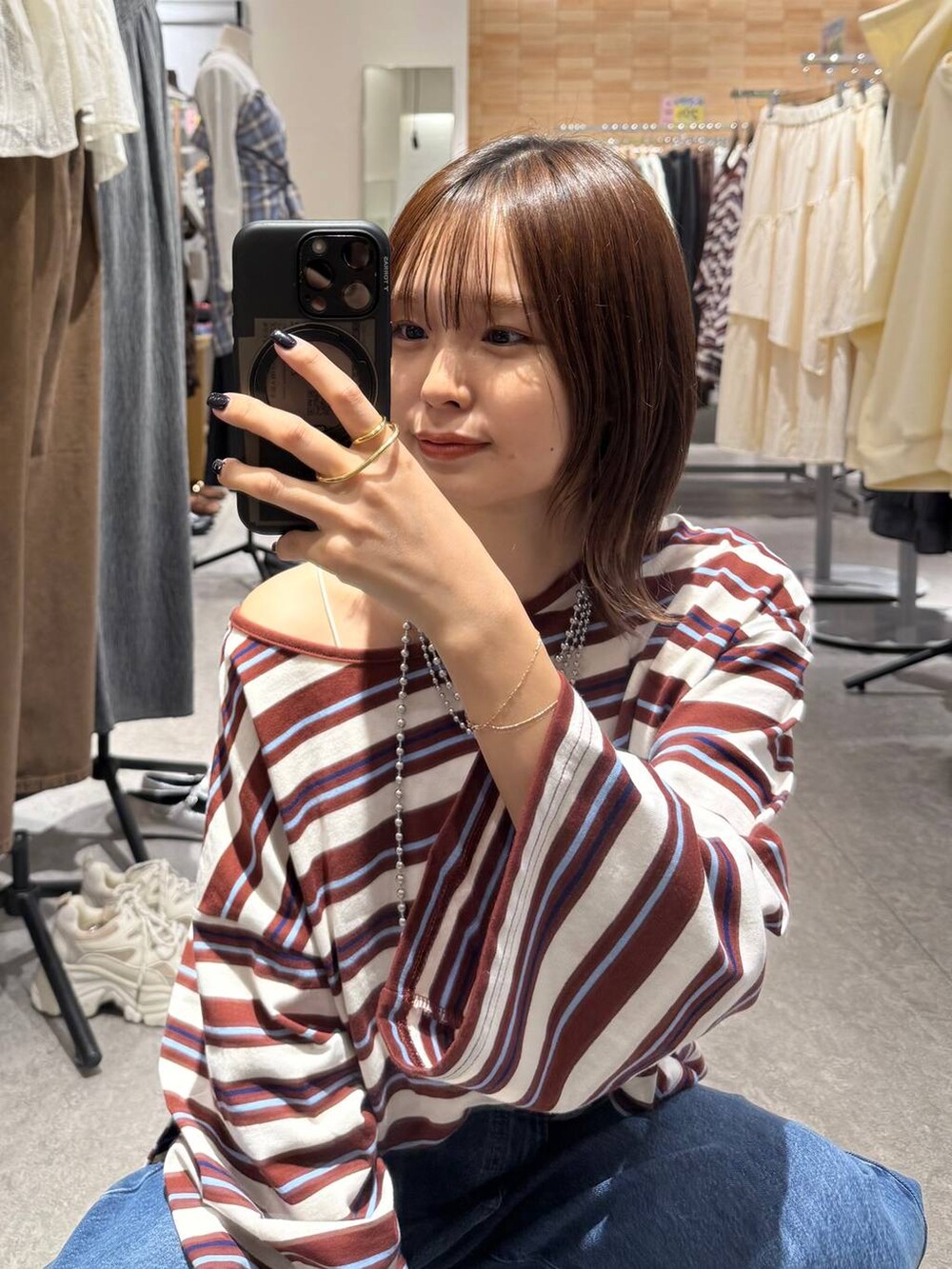 ブルー系のデニムパンツ、ブラック系のローファー、ホワイト系のTシャツ/カットソーを着用したレディースの秋コーディネートの5枚目の写真