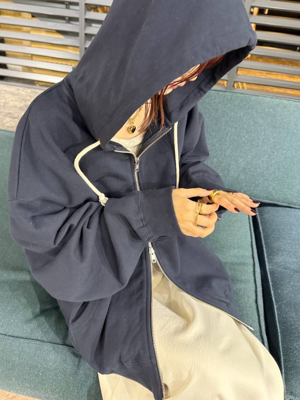 ホワイト系のスカートを着用したレディースの冬コーディネートの6枚目の写真