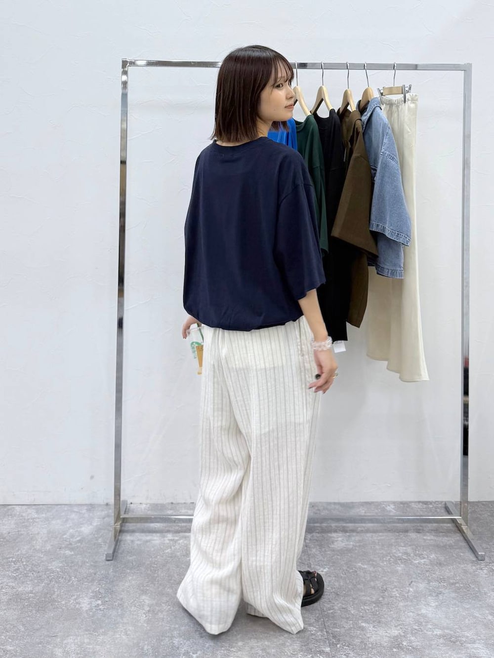 「女子会、ローリーズスタイル_LOWRYS FARM、カジュアル、LOWRYS FARM」｜「LOWRYS FARMのカンドウフィットグルカ 283656（サンダル、ブラック系）」を使った、なつきさん（レディース・157cm）の春コーディネートの4枚目の写真
