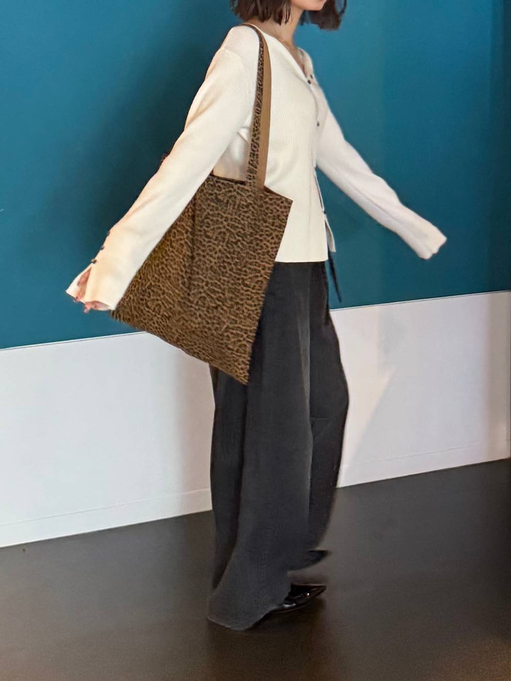 「女子会、ローリーズスタイル_LOWRYS FARM、カジュアル、LOWRYS FARM」｜「LOWRYS FARMのLFガラトートBAG 284403（トートバッグ、その他）」を使った、なつきさん（レディース・157cm）の夏コーディネートの3枚目の写真