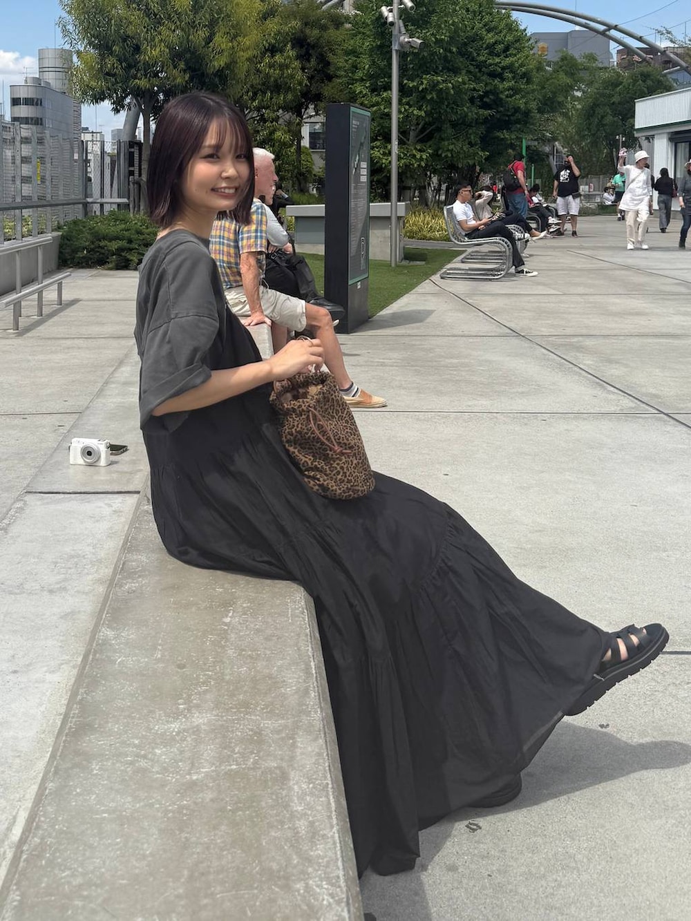 「ローリーズスタイル_LOWRYS FARM、カジュアル、LOWRYS FARM、女子会」｜「LOWRYS FARMのカンドウフィットグルカ 283656（サンダル、ブラック系）」を使った、なつきさん（レディース・157cm）の春コーディネートの5枚目の写真
