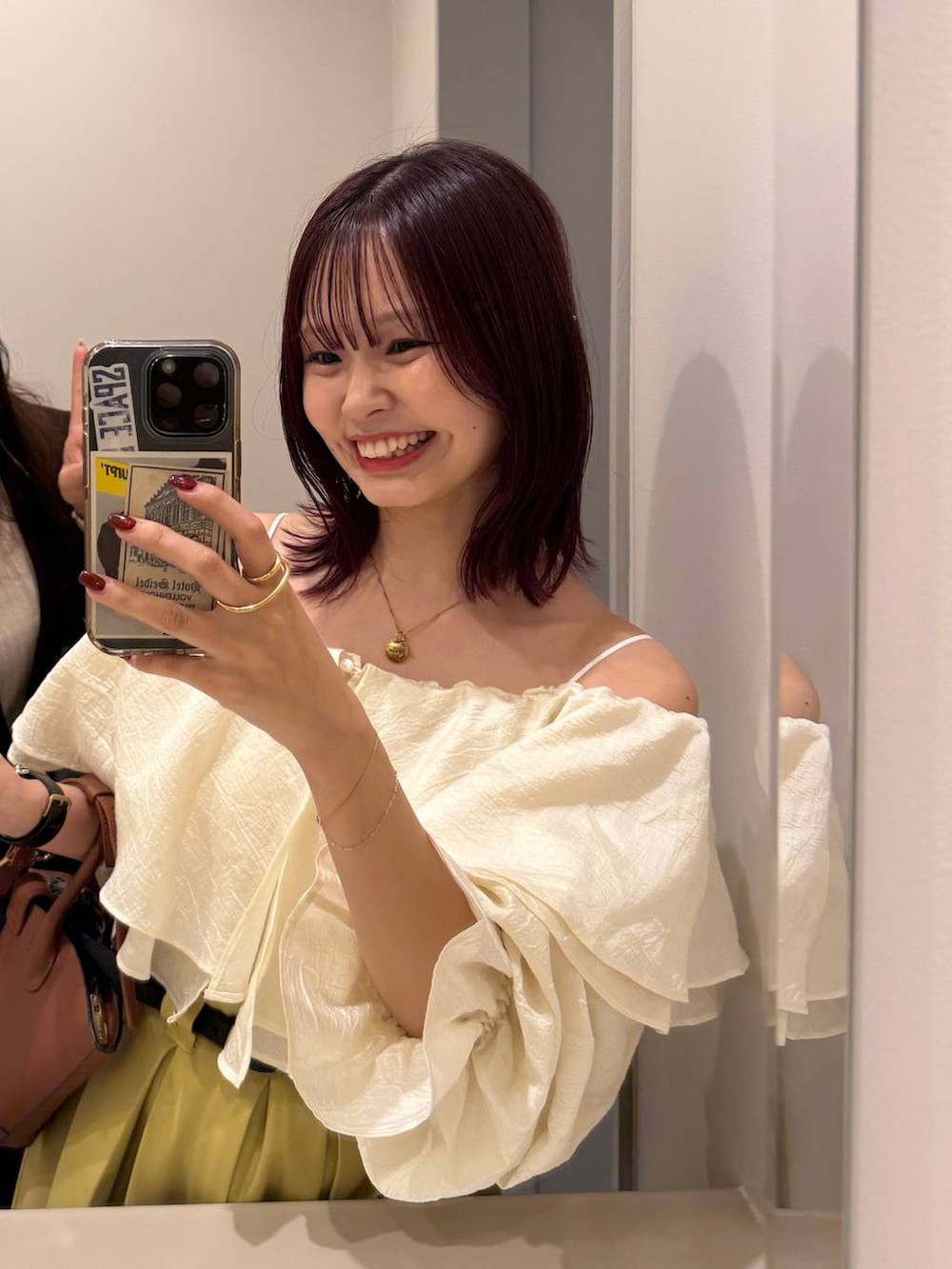 ブラック系のパンプス、ゴールド系のリングを着用したレディースの春コーディネートの2枚目の写真