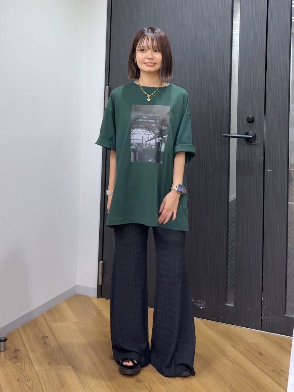 「女子会、ローリーズスタイル_LOWRYS FARM、カジュアル、LOWRYS FARM」｜「LOWRYS FARMのカンドウフィットグルカ 283656（サンダル、ブラック系）」を使った、なつきさん（レディース・157cm）の春コーディネートの2枚目の写真