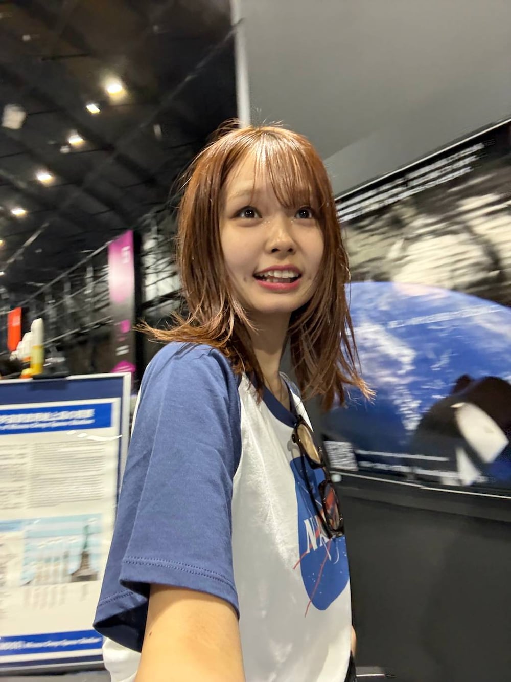 ブラック系のボディバッグ/ウエストポーチ、ホワイト系のその他パンツ、ブルー系のTシャツ/カットソーを着用したレディースの夏コーディネートの4枚目の写真