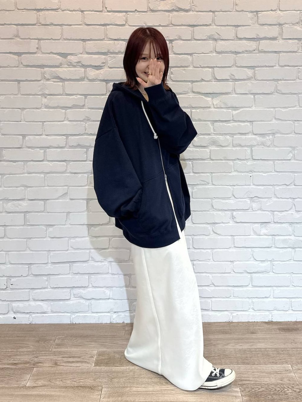 ホワイト系のスカートを着用したレディースの冬コーディネートの2枚目の写真