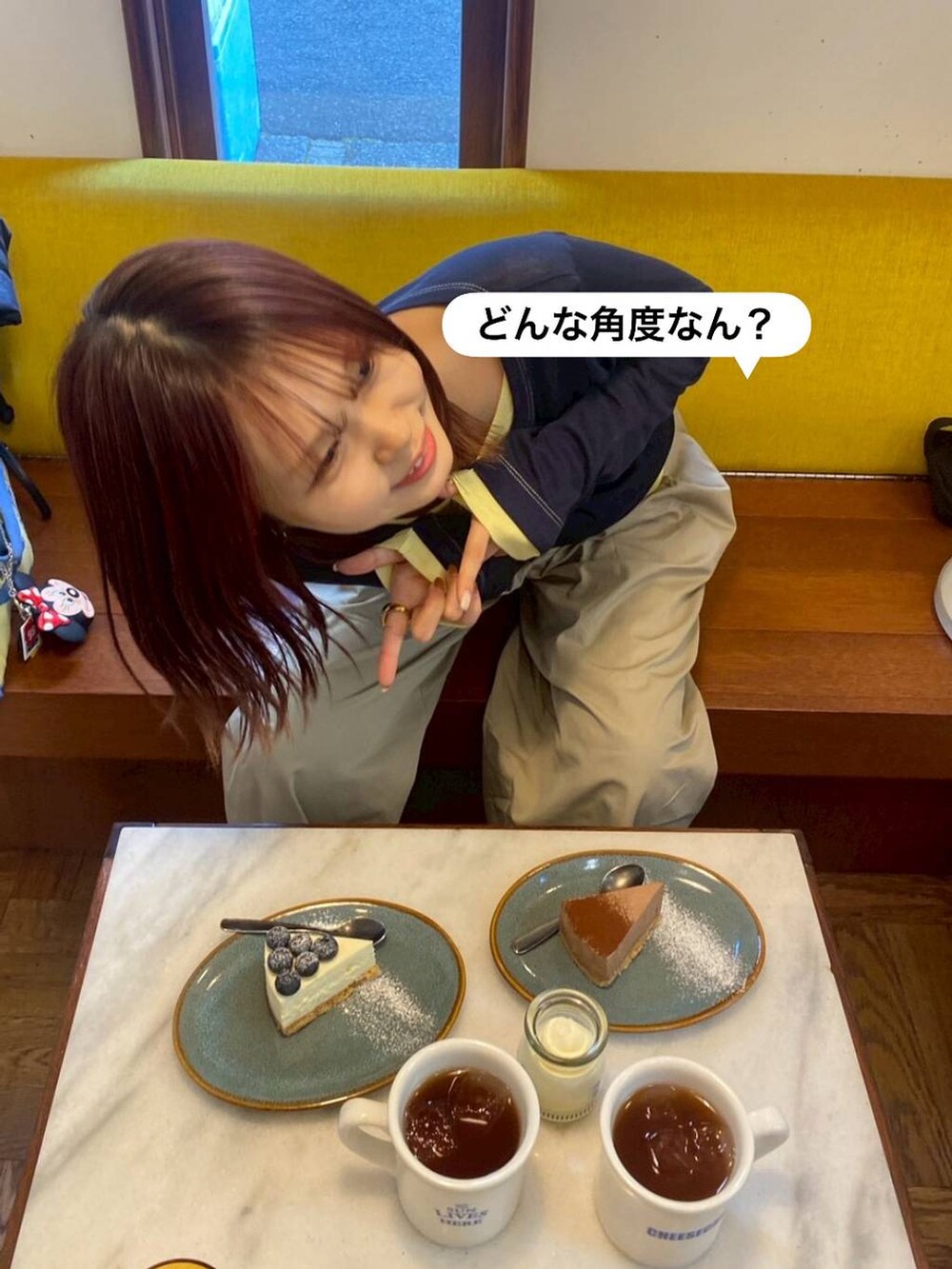 ブルー系のTシャツ/カットソー、ベージュ系のその他パンツを着用したレディースの冬コーディネートの3枚目の写真