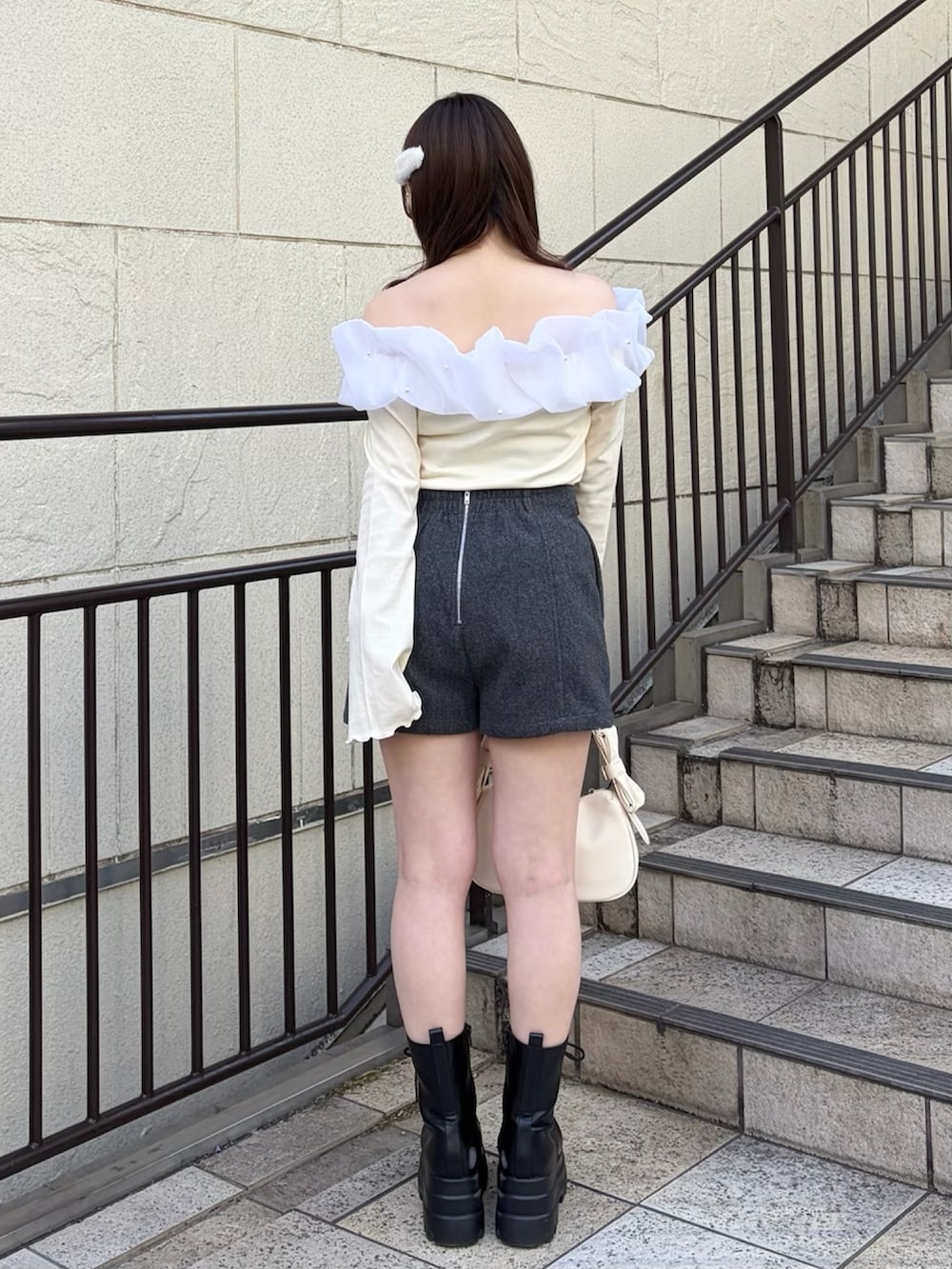 ホワイト系のTシャツ/カットソー、グレー系のその他パンツ、ホワイト系のショルダーバッグを着用したレディースの冬コーディネートの3枚目の写真