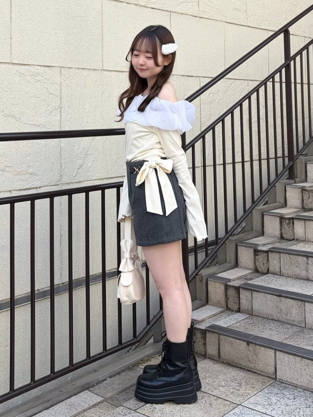 ホワイト系のTシャツ/カットソー、グレー系のその他パンツ、ホワイト系のショルダーバッグを着用したレディースの冬コーディネートの2枚目の写真