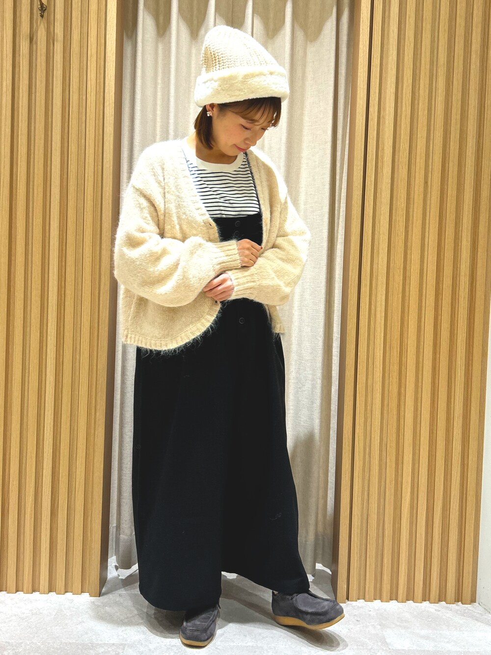 「低身長、低身長コーデ、冬、冬コーデ、ニット帽、サロペット、ボーダー、カーディガン、白×青、モノトーン、冬のコーデ、カジュアルガーリー」｜「Samansa Mos2のファーニットコンビワッチ（ハット、ホワイト系）」を使った、あかりさん（レディース・153cm）の冬コーディネートの2枚目の写真
