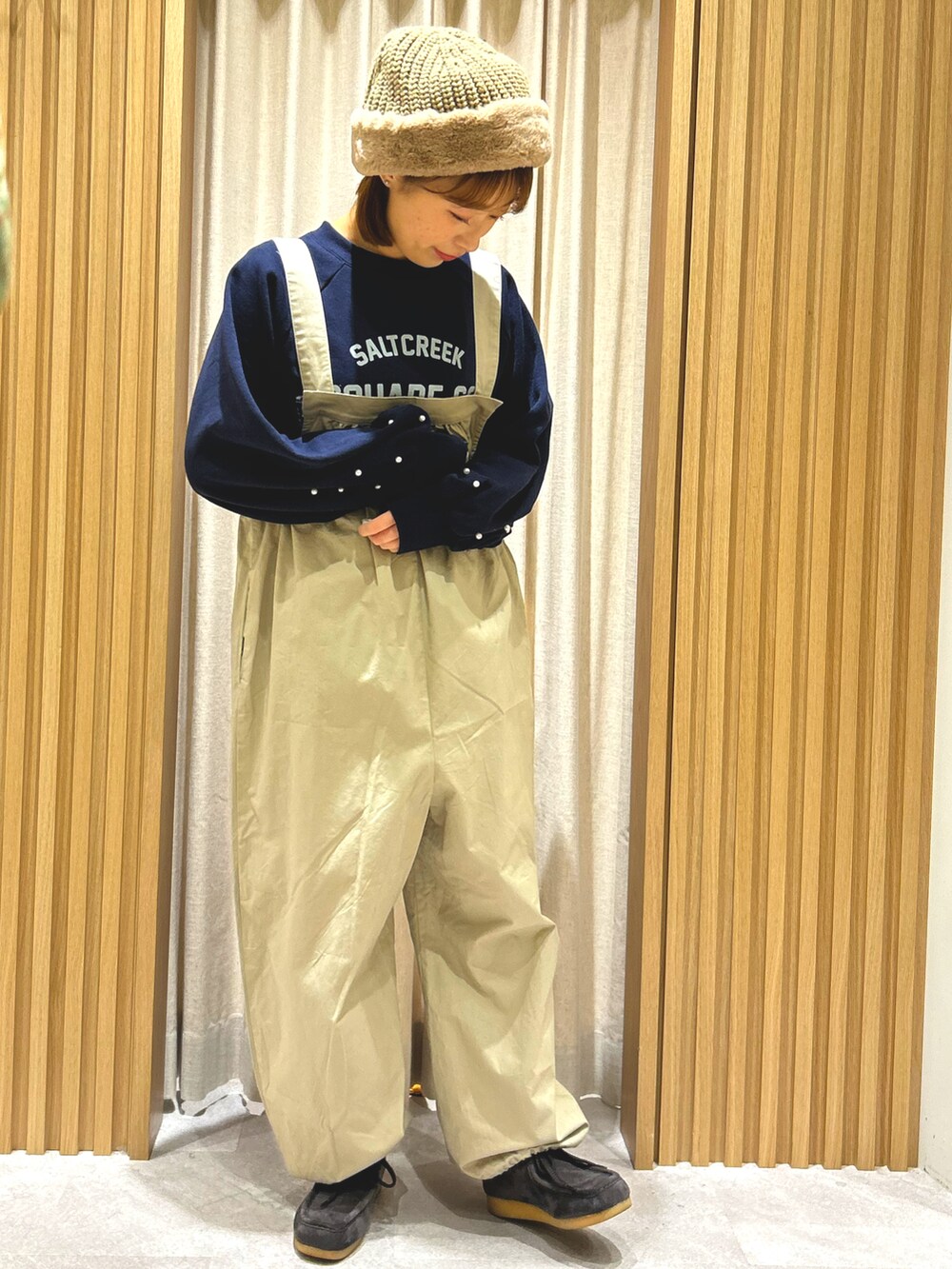 「低身長、低身長コーデ、秋冬コーデ、秋冬、冬コーデ、冬、サロペット、パール、スウエット、ニット帽、カジュアルコーデ、カジュアル」｜「Samansa Mos2のファーニットコンビワッチ（ハット、ブラウン系）」を使った、あかりさん（レディース・153cm）の冬コーディネートの2枚目の写真