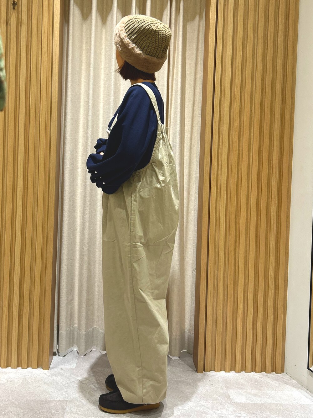 「低身長、低身長コーデ、秋冬コーデ、秋冬、冬コーデ、冬、サロペット、パール、スウエット、ニット帽、カジュアルコーデ、カジュアル」｜「Samansa Mos2のファーニットコンビワッチ（ハット、ブラウン系）」を使った、あかりさん（レディース・153cm）の冬コーディネートの3枚目の写真