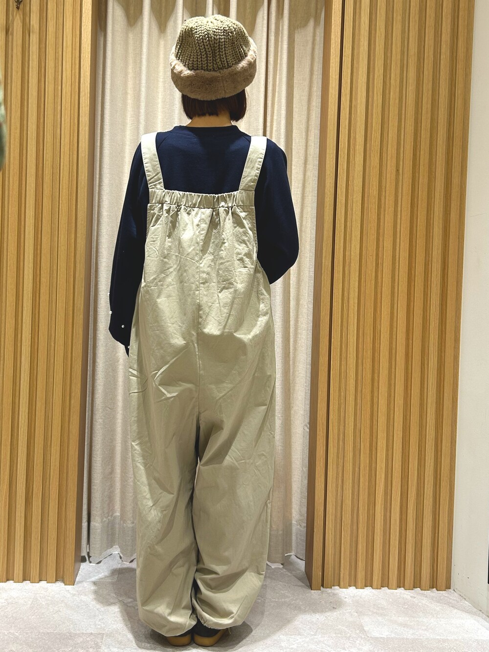 「低身長、低身長コーデ、秋冬コーデ、秋冬、冬コーデ、冬、サロペット、パール、スウエット、ニット帽、カジュアルコーデ、カジュアル」｜「Samansa Mos2のファーニットコンビワッチ（ハット、ブラウン系）」を使った、あかりさん（レディース・153cm）の冬コーディネートの4枚目の写真