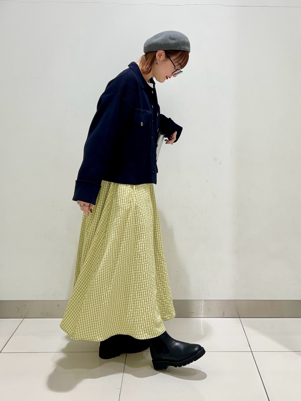 その他のTシャツ/カットソー、ブルー系のその他アウター、シルバー系のトートバッグを着用したレディースの冬コーディネートの5枚目の写真