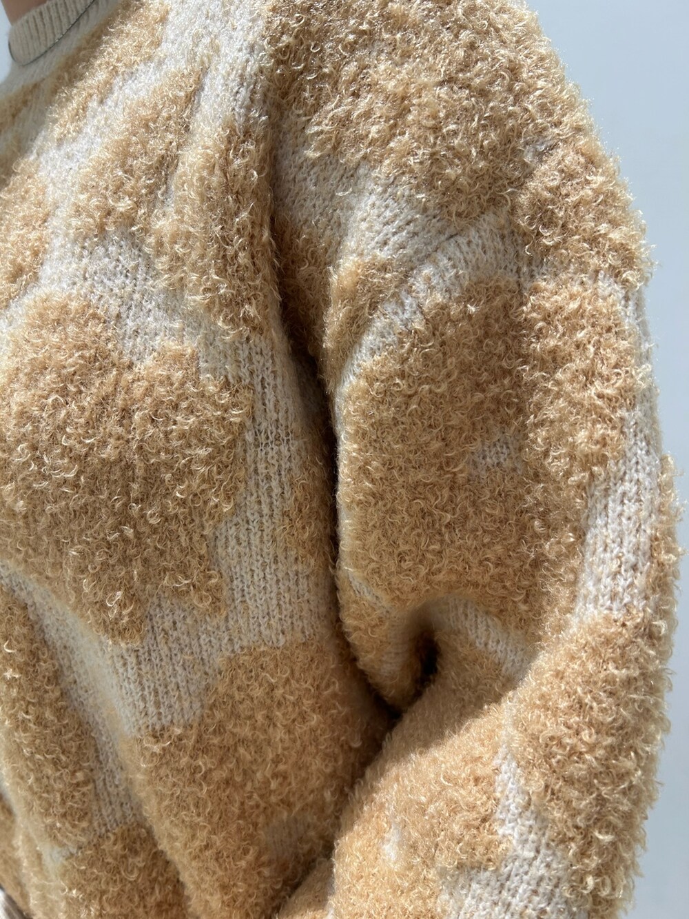 ブラック系のブーツ、ホワイト系のトートバッグ、ブラウン系のスカートを着用したレディースの秋コーディネートの10枚目の写真