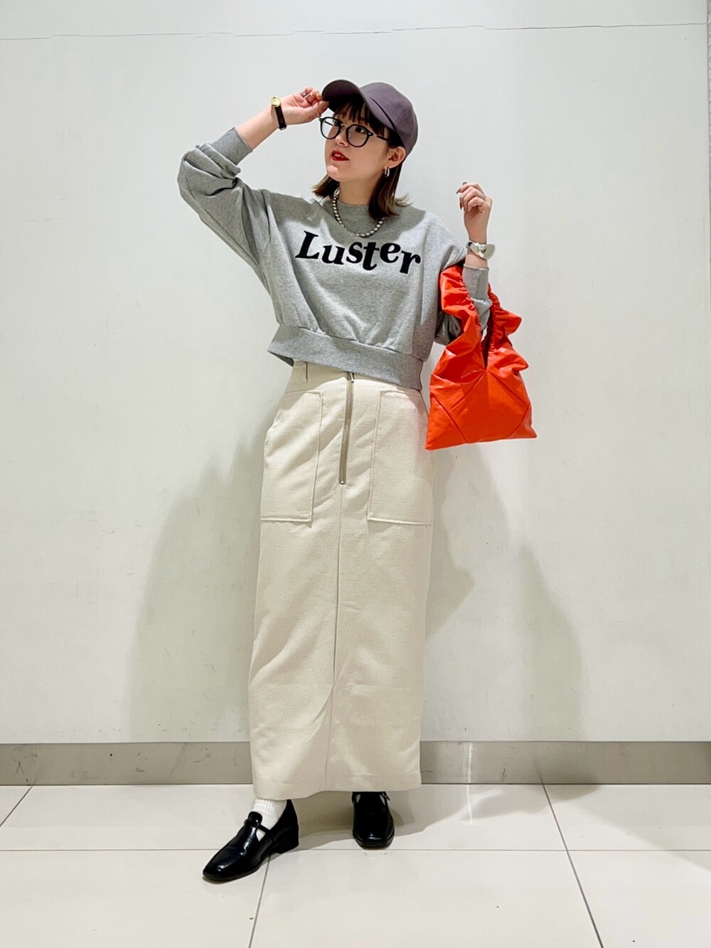 ブラック系のローファー、ホワイト系のスカート、その他のスウェットを着用したレディースの春コーディネートの7枚目の写真