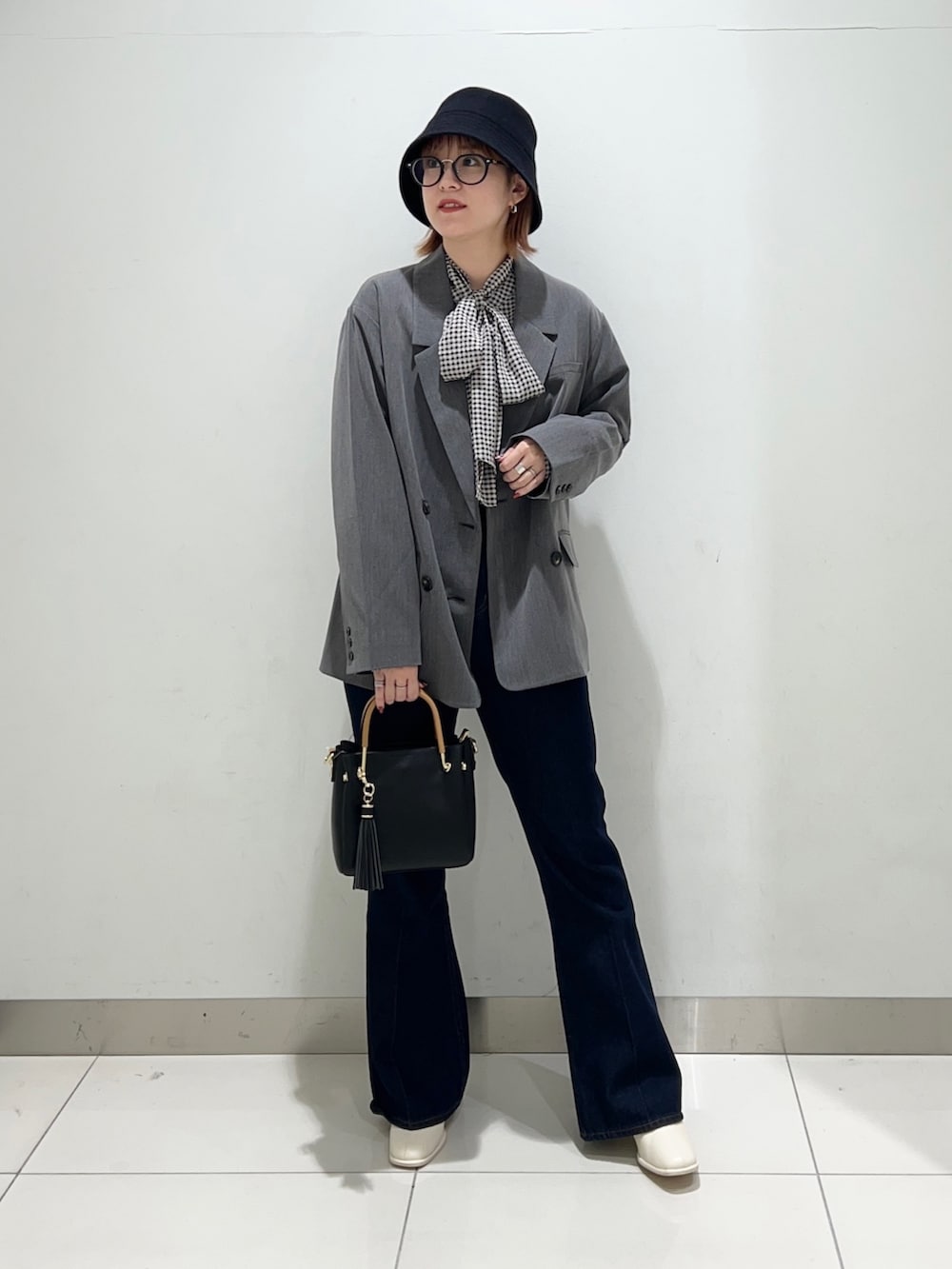 グレー系のジャケット/アウター、その他のシャツ/ブラウス、ブラック系のトートバッグを着用したレディースの秋コーディネートの2枚目の写真