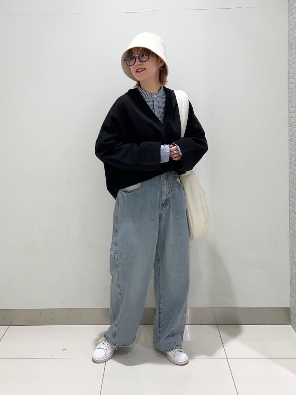 ブルー系のデニムパンツ、ブラック系のTシャツ/カットソー、ブルー系のシャツ/ブラウスを着用したレディースの秋コーディネートの2枚目の写真