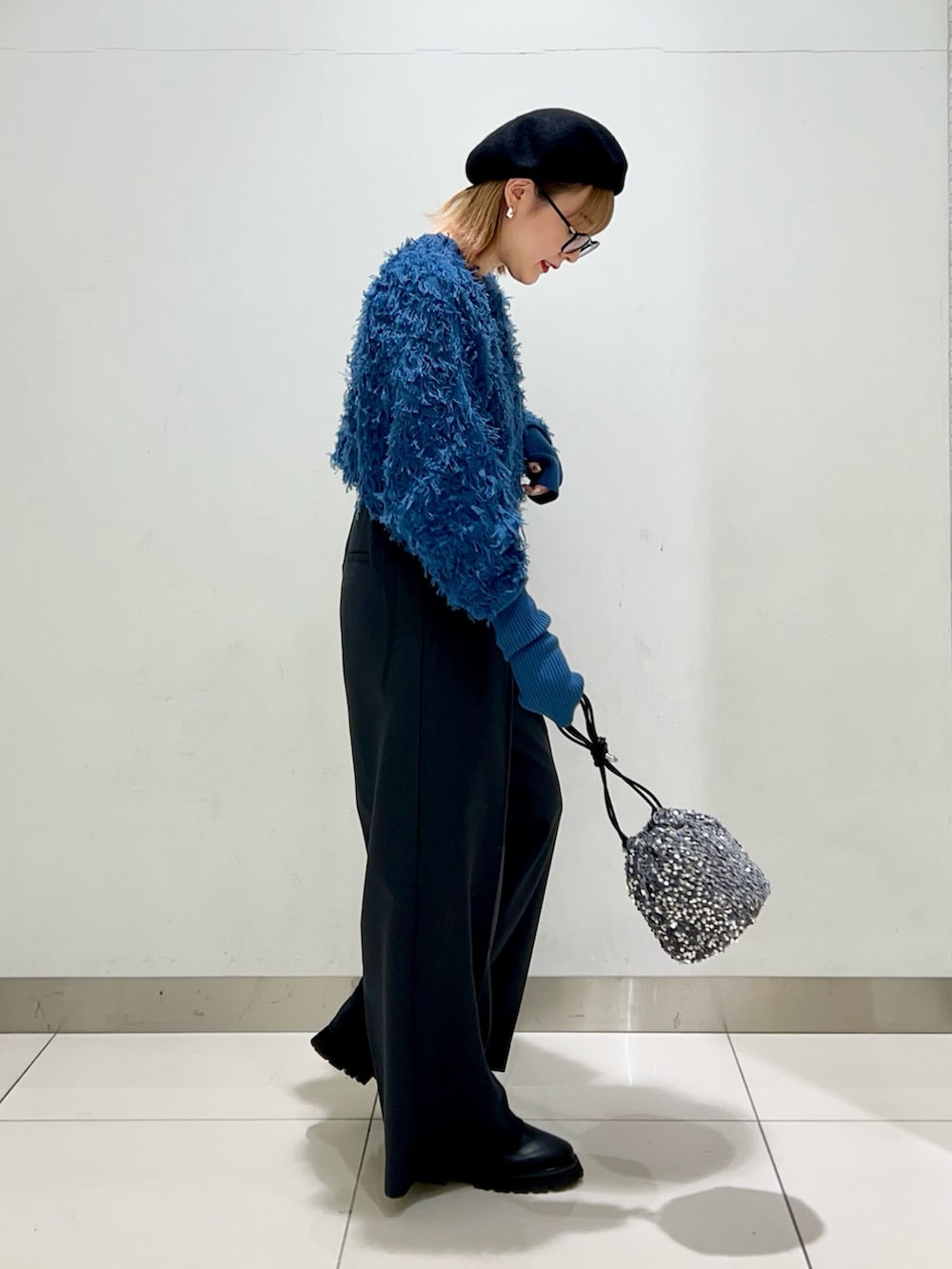 ブルー系のカーディガン/ボレロ、グレー系のその他パンツ、グレー系のショルダーバッグを着用したレディースの冬コーディネートの5枚目の写真