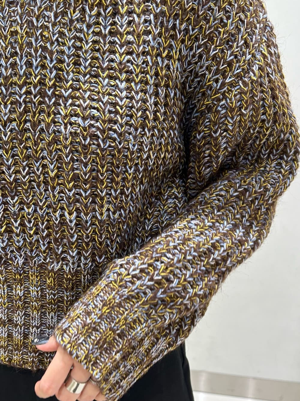 ブラック系のボストンバッグ、ブラック系のスラックス、ブラック系のブーツを着用したレディースの秋コーディネートの8枚目の写真