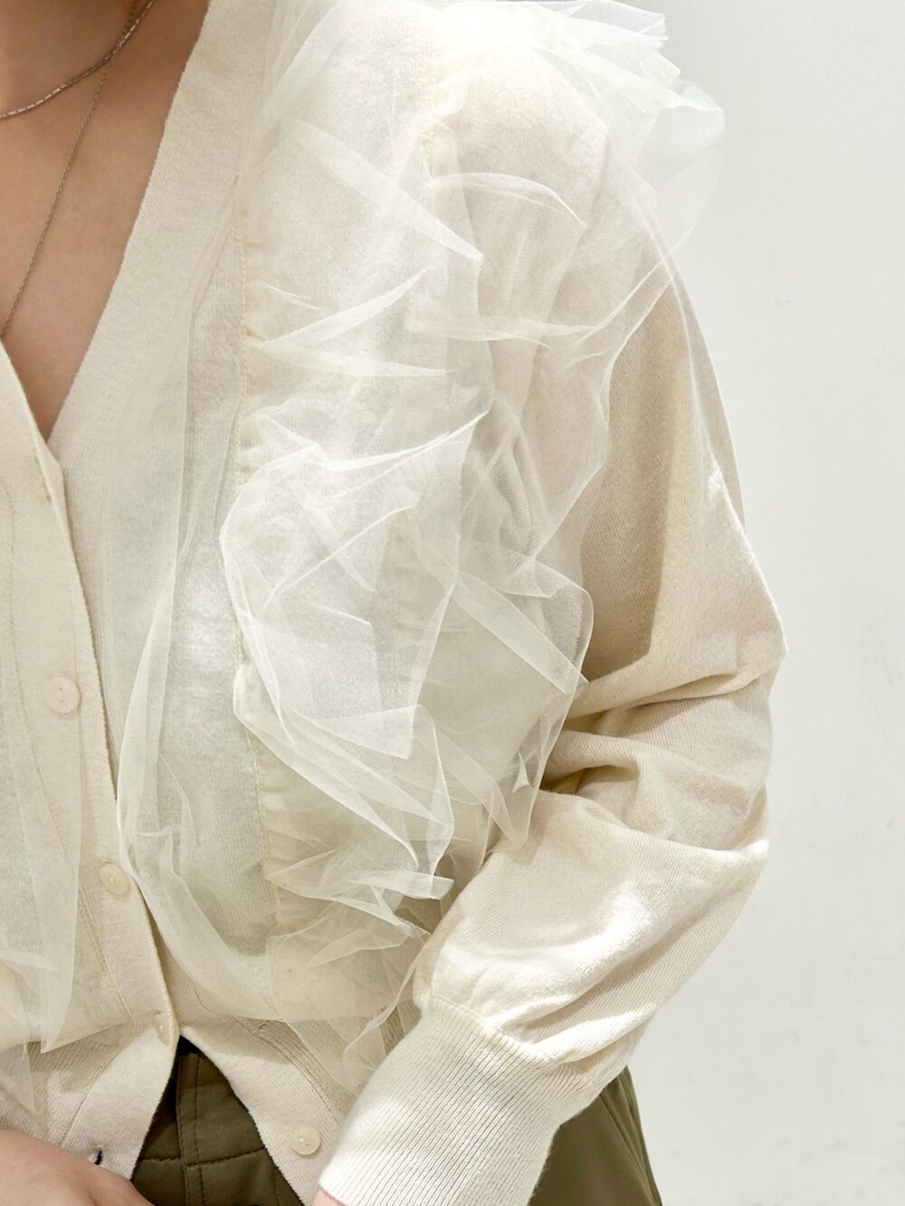 グリーン系のその他パンツ、イエロー系のショルダーバッグ、ブラック系のローファーを着用したレディースの冬コーディネートの7枚目の写真