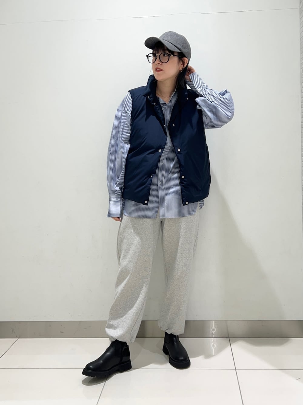 ブラック系のブーツ、グレー系のスウェットパンツ、ブルー系のシャツ/ブラウスを着用したレディースの秋コーディネートの7枚目の写真