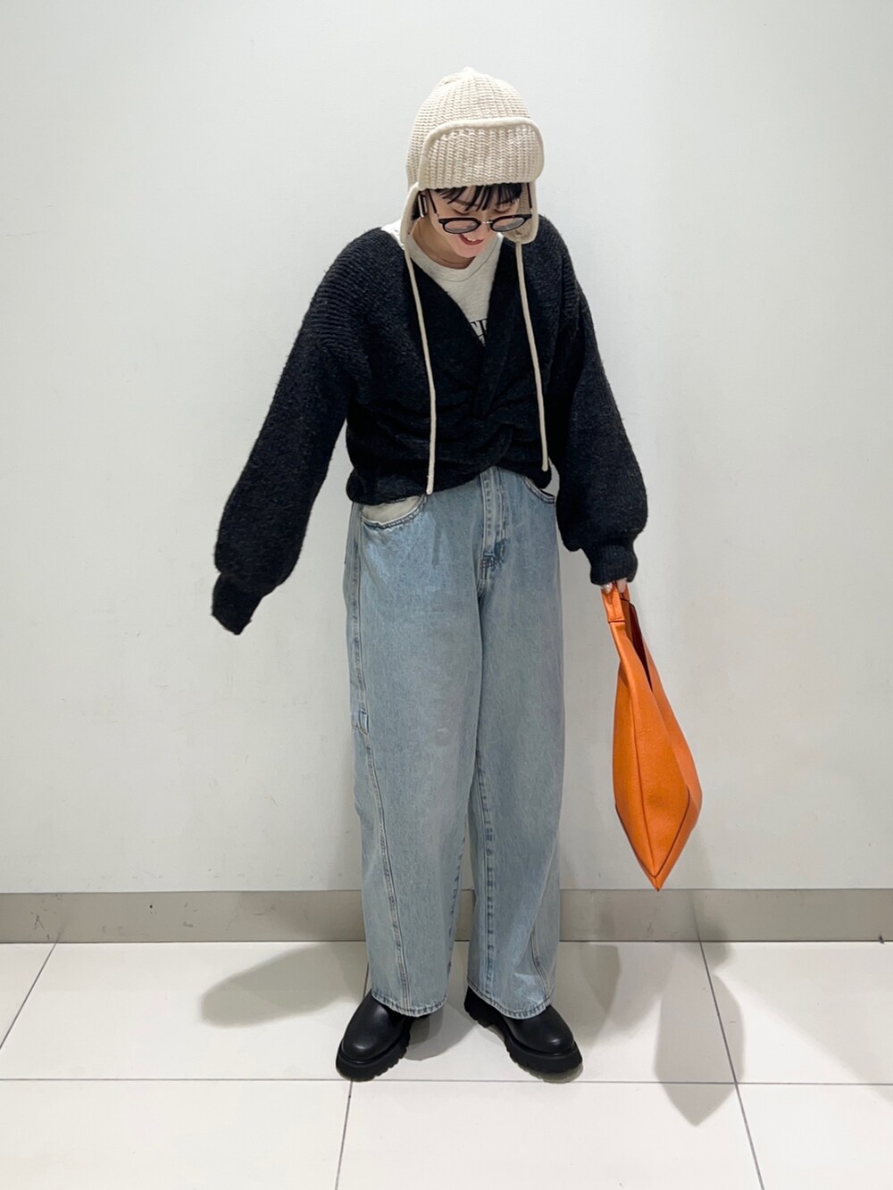 ブルー系のデニムパンツ、ブラック系のニット/セーター、その他のTシャツ/カットソーを着用したレディースの秋コーディネートの7枚目の写真