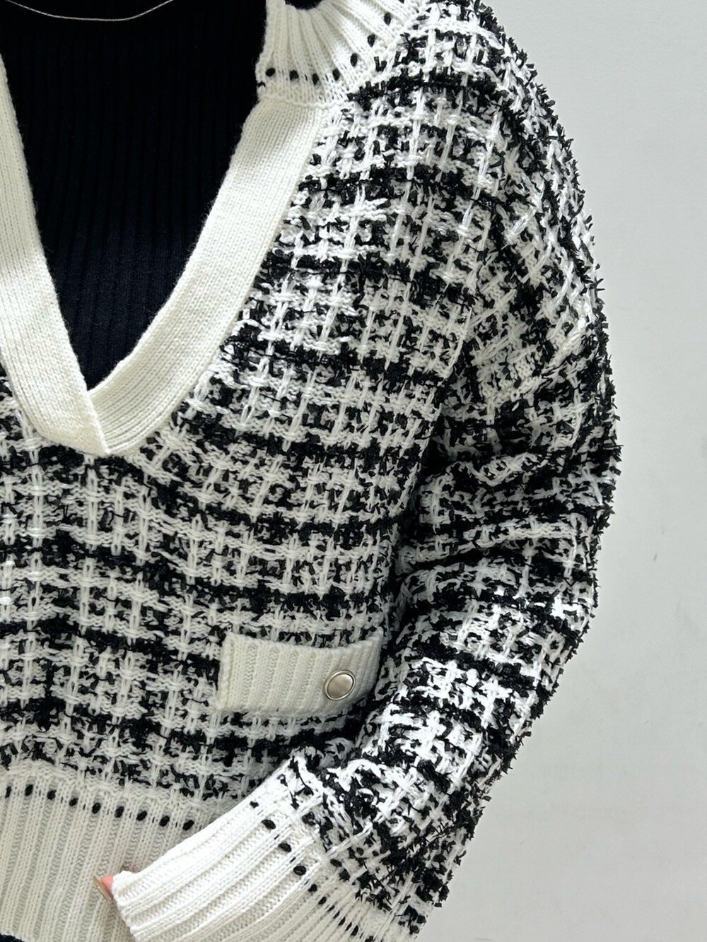 ベージュ系のステンカラーコート、ブルー系のデニムパンツ、ブラック系のショルダーバッグを着用したレディースの冬コーディネートの10枚目の写真