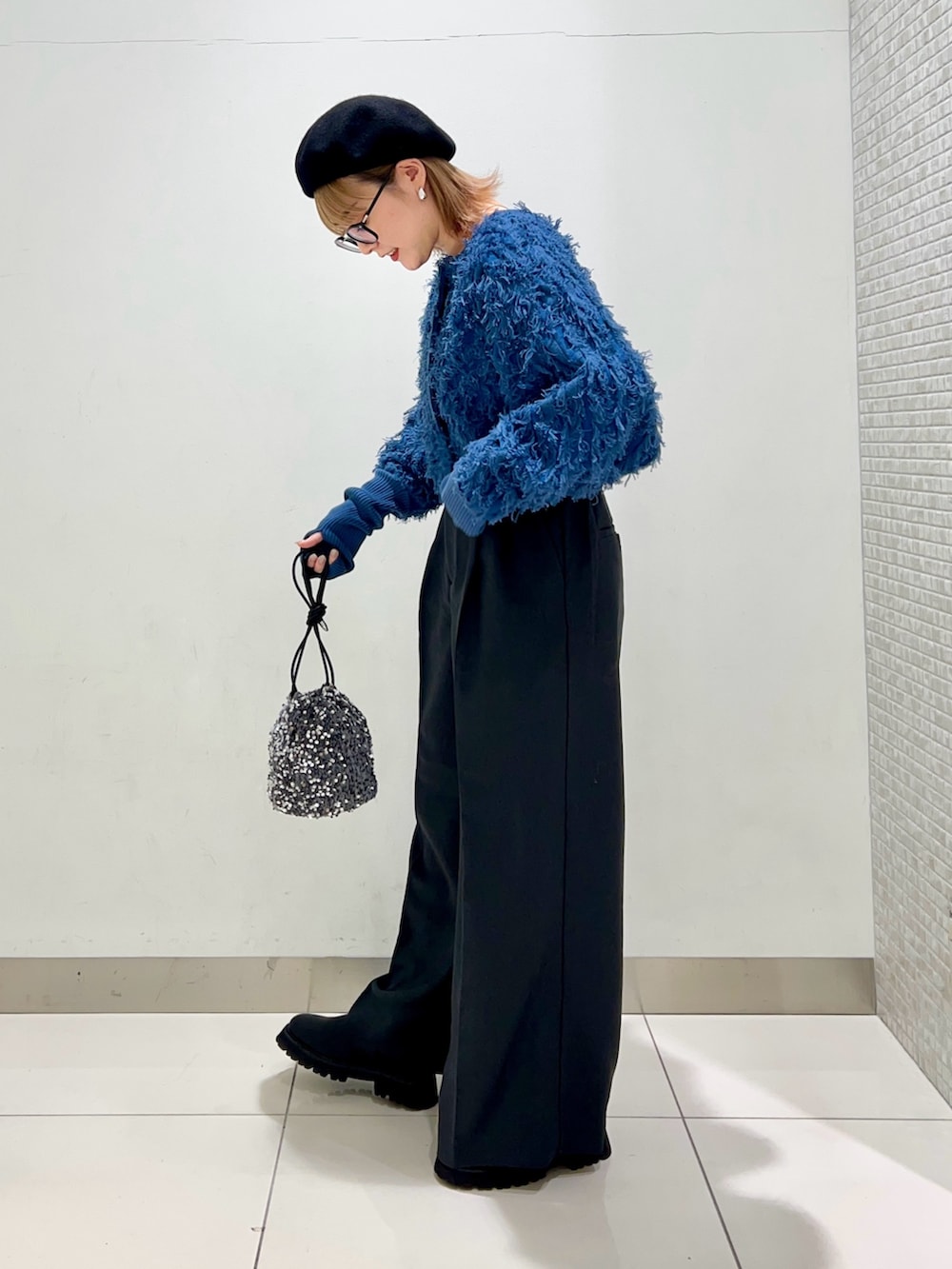 ブルー系のカーディガン/ボレロ、グレー系のその他パンツ、グレー系のショルダーバッグを着用したレディースの冬コーディネートの3枚目の写真