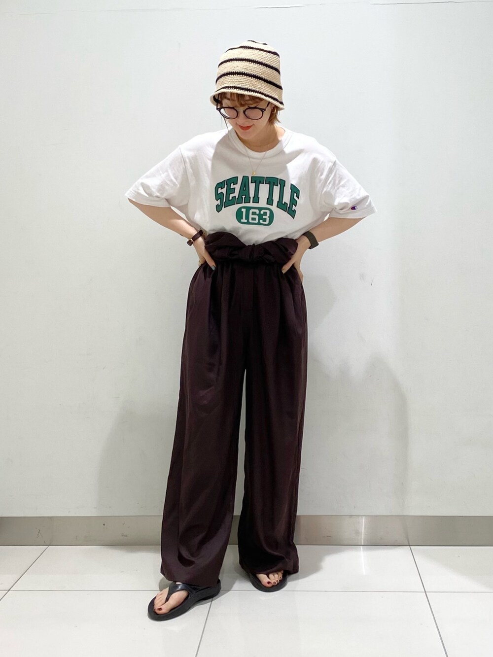 ホワイト系のTシャツ/カットソー、ブラウン系のサロペット/オーバーオール、ベージュ系のハットを着用したレディースの秋コーディネートの6枚目の写真