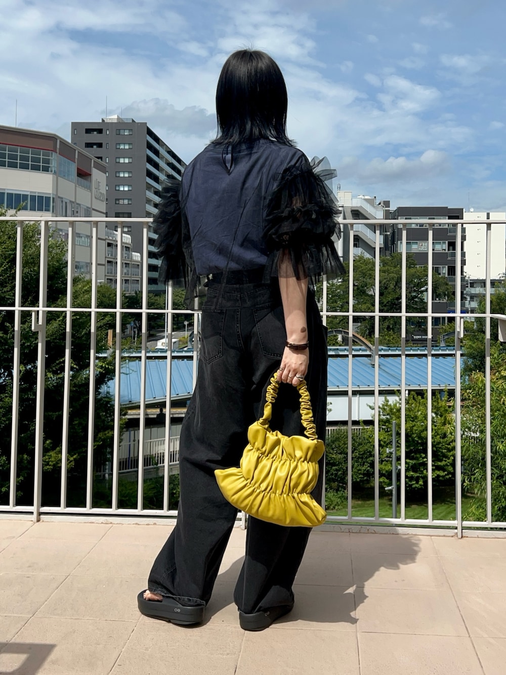 その他のTシャツ/カットソー、ブラック系のシャツ/ブラウス、ブラック系のデニムパンツを着用したレディースの夏コーディネートの4枚目の写真