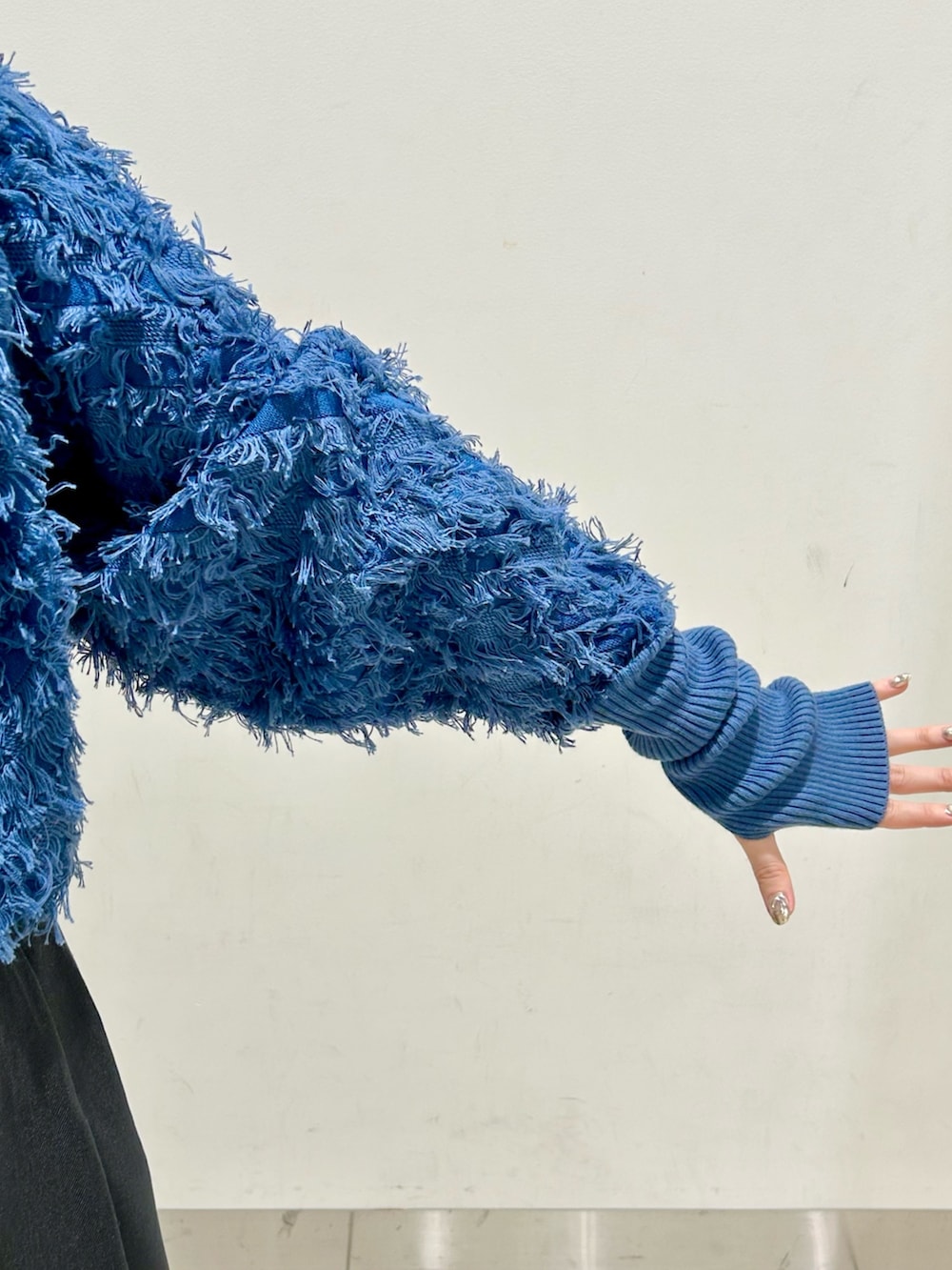 ブルー系のカーディガン/ボレロ、グレー系のその他パンツ、グレー系のショルダーバッグを着用したレディースの冬コーディネートの7枚目の写真