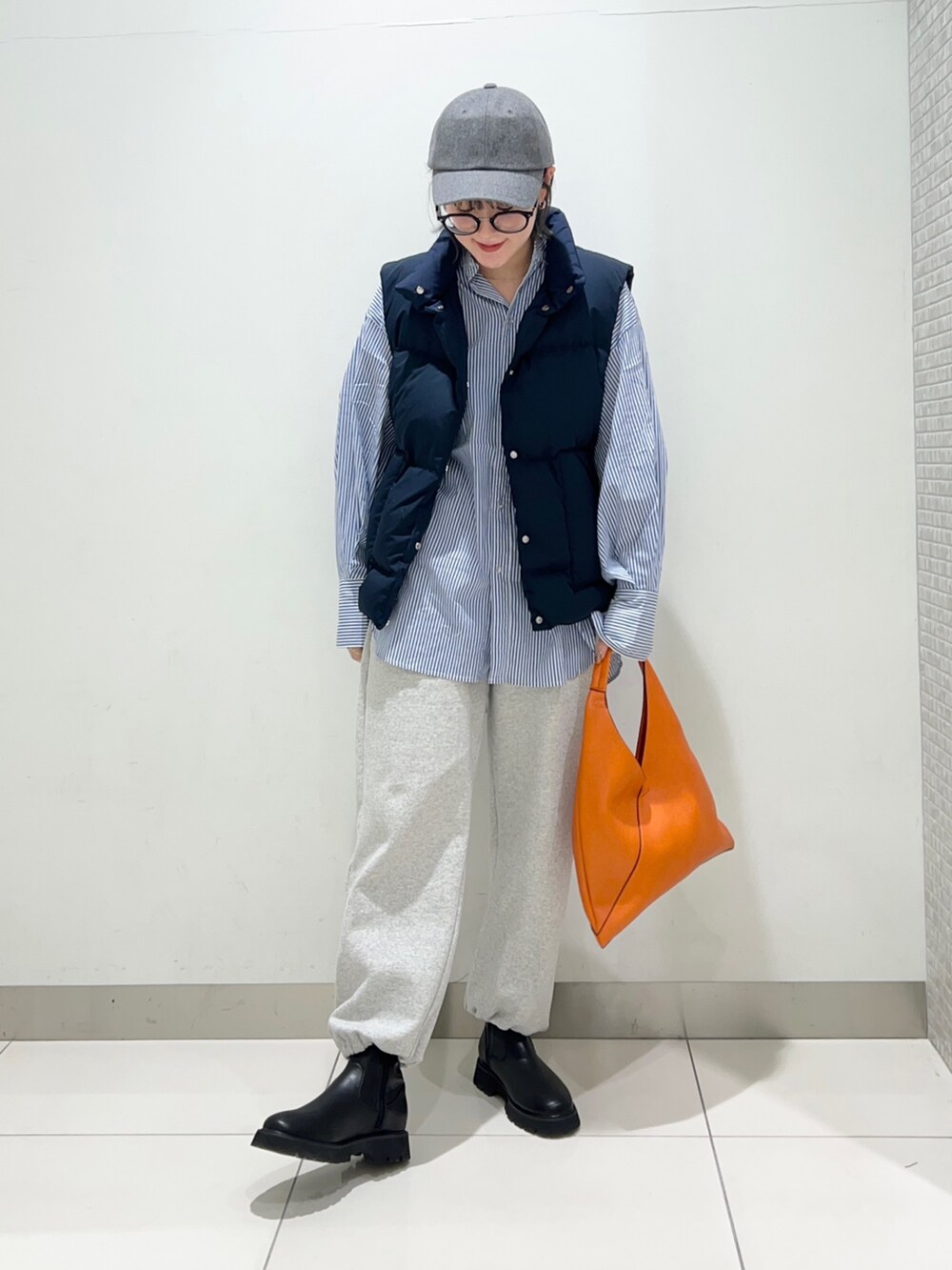 ブラック系のブーツ、グレー系のスウェットパンツ、ブルー系のシャツ/ブラウスを着用したレディースの秋コーディネートの2枚目の写真
