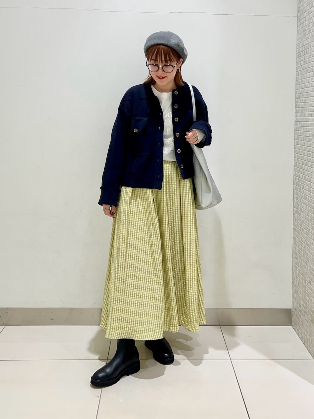 その他のTシャツ/カットソー、ブルー系のその他アウター、シルバー系のトートバッグを着用したレディースの冬コーディネートの6枚目の写真