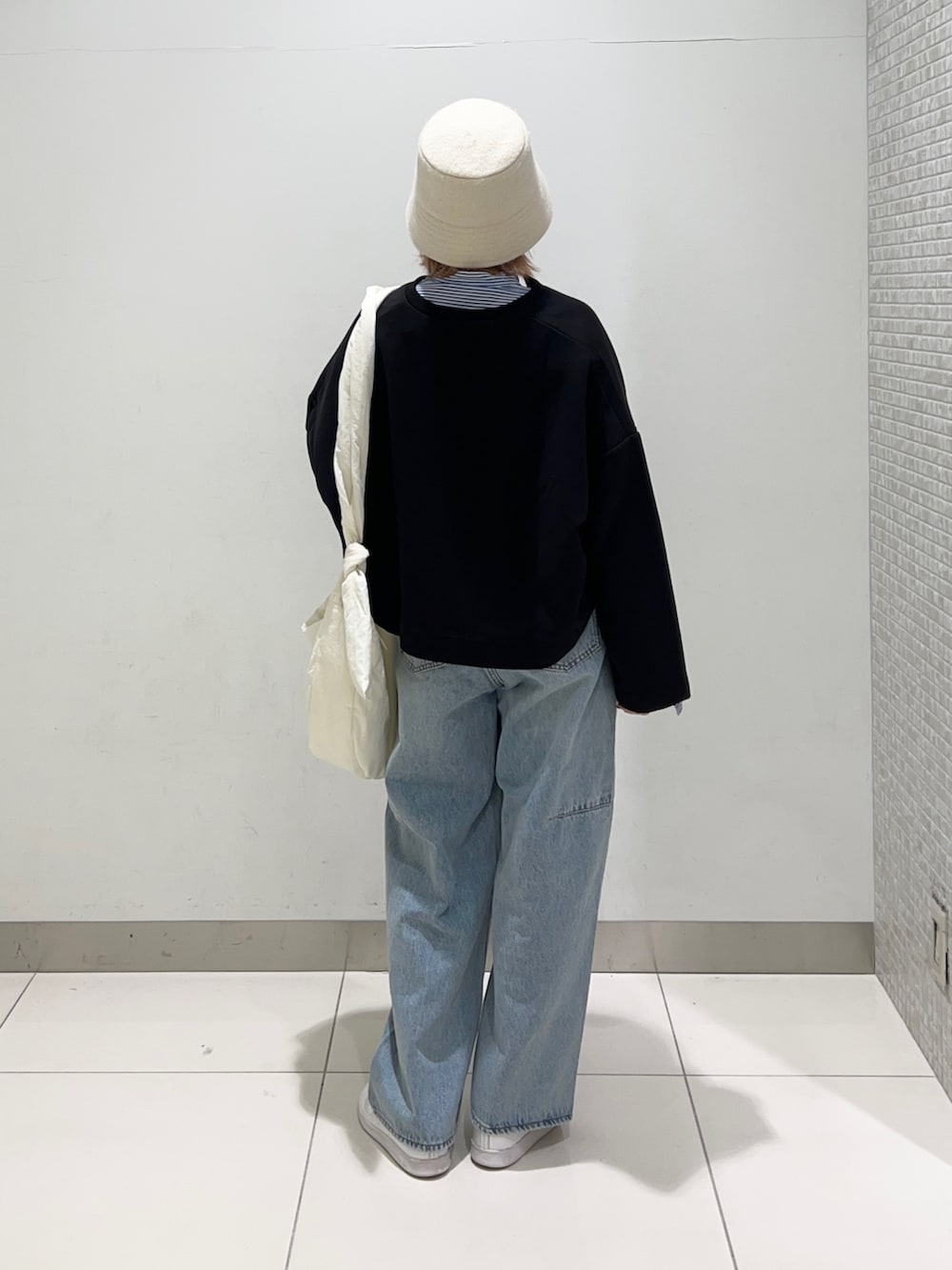 ブルー系のデニムパンツ、ブラック系のTシャツ/カットソー、ブルー系のシャツ/ブラウスを着用したレディースの秋コーディネートの4枚目の写真